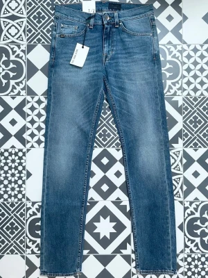 Tiger of sweden jeans nya - Helt nya jeans ifrån tiger of Sweden med prislappen kvar på. Storleken är W29 L32. Jeansen är alldrig provade och kvitto kan visas privat
