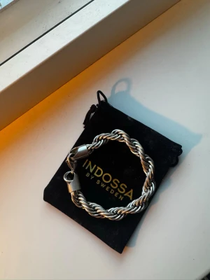 Silverplaterad armband 10mm 22 cm - Elegant och slitstarkt armband tillverkat i rostfritt stål med en exklusiv silverpläterad finish. Den 10 mm breda kedjan ger armbandet en kraftfull och stilren design som passar både vardag och fest. Tack vare det rostfria stålet är armbandet hållbart, motståndskraftigt mot slitage och behåller sin fina glans över tid. Med en längd på 22 cm sitter det bekvämt på handleden och blir en snygg detalj till alla typer av outfits. 
