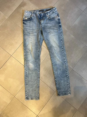 Hansen & Jacob slim fit ljusblå jeans - Storlek: W30 L32. Nypris 1999kr. Säljer ett par ljusblå slim fit jeans med klassisk femficksdesign och dragkedjegylf. Jeansen har en snygg tvättad look och raka ben. Perfekta för en avslappnad och trendig stil.