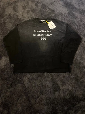 Acne Studios Longsleeve - Säljer en Longsleeve med trycket ”Acne Studios STOCKHOLM 1996”. Storlek Medium. Skriv vid funderingar. Helt ny med alla lappar.