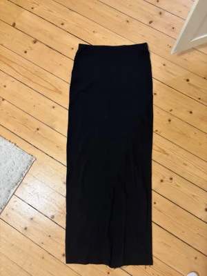 Svart långkok från Gina tricot  - Svart långkjol från Gina tricot. 
