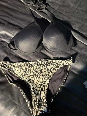 Bikini  - Överdelen i 80C och underdelen i 40