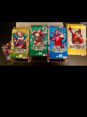 One Piece Card Game Starter Deck - Säljer ett stort parti med One Piece Card Game Starter Decks. Totalt 22 stycken däck. Kan också hämtas i Järfälla. Perfekt för dig som driver butik, vill sälja vidare styckvis, eller vill ordna turneringar för polarna! **OBS! VIKTIG INFORMATION:** Starter decks Säljs *utan* promopaketen. Paketet (sealed) innehåller:  ​6x ST-28 Starter Deck,  ​6x ST-24 Starter Deck,  ​4x ST-27 Starter Deck,  ​2x ST-25 Starter Deck,  ​4x ST-29 Starter Deck (Egghead)