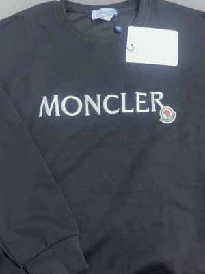 Svart sweatshirt från Moncler - Svart Moncler tröja helt oanvänd kommer med prislappen storlek M.