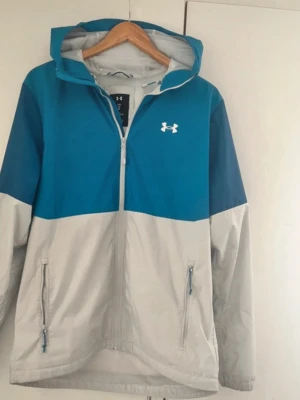 Under Armour - Knappast använd snygg vindjacka från under armour perfekt till sommaren.