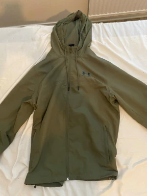 Grön under armour  - Grön under armour. jacka storlek M. Nypris pris 729kr