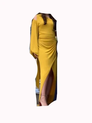 Gul långklänning med slits från asos - Snygg gul långklänning med offshoulder och långa, vida ärmar. Klänningen har en hög slits framtill och draperad midja som ger en smickrande siluett samt en sjal som hänger från axeln. Perfekt för dig som vill sticka ut med en färgstark och trendig look. Klänningen är original i storlek 40 men är insydd till en 36! OBS: FRAKTAR INOM 24H!🩷