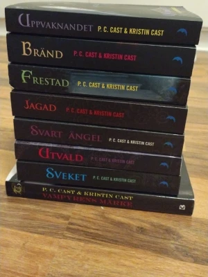 House of Night-serien av P.C. Cast - Säljer en de första 8 böckerna av House of Night-böckerna på svenska av P.C. Cast & Kristin Cast. Böckerna har svarta omslag med färgglada titlar och symboler. Serien innehåller vampyrtema och fantasy, perfekt för dig som gillar spänning och övernaturliga berättelser. 