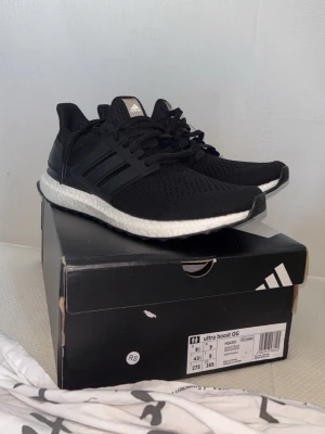 Adidas ultra boost - HELT NYA Snygga svarta Adidas sneakers med klassiska tre ränder på sidan. Ovandelen är i ventilerande mesh och detaljer i plast. Skorna har en vit sula och svarta skosnören. Perfekta för en sportig och stilren look. 