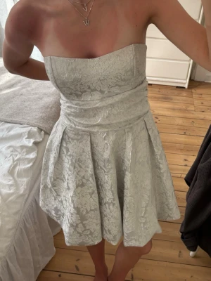 Silvrig klänning  - Så snygg silvrig klänning😍storlek 10 och är lite stor på mig som brukar ha s