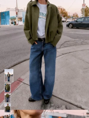 Olivgrön oversized jeansjacka - Snygg oversized jeansjacka i olivgrönt med minimalistisk design och raka linjer. Jackan har breda ärmar, klassisk krage och dragkedja framtill. Perfekt för en avslappnad streetstyle-look. Helt nytt skick💞