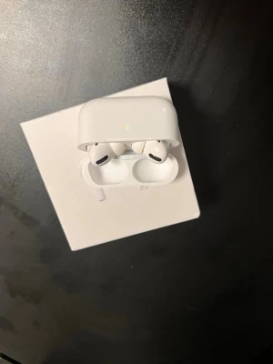 Apple AirPods Pro 2 garanti gäller till 2026-11-22 - Säljer ett par vita Apple AirPods Pro med trådlöst laddningsetui. Snygg och kompakt design i plast, perfekt för dig som vill ha grymt ljud och brusreducering. Levereras i originalförpackning.