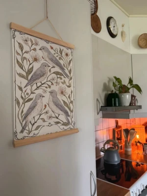 Canvasposter med fågelmotiv - Säljer en stilren väggbonad med illustration av fyra fåglar bland blommor och blad. Motivet går i mjuka toner av grått, beige och grönt. Den är 30 cm x 40 cm. Upphängning ingår ej 🍃