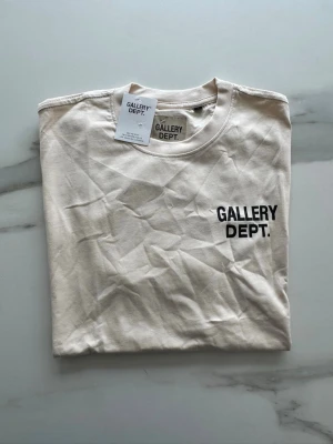 Gallery Dept. T-shirt - Beige Gallery Dept. T-shirt i storlek L. Helt ny med tags! Kom vid funderingar eller med prisförslag 😊