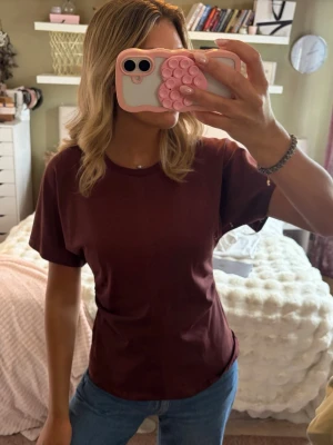 Burgundy T-shirt - Supersnygg t-shirt med insydda detaljer på sidan! Använd endast fåtal gånger💖❤️