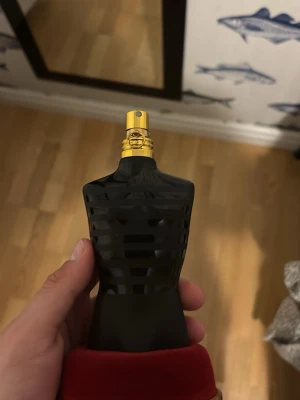 Jean Paul Gaultier Le Male Le Parfum Sample 2ml, 5ml, 10 ml - Jean Paul Gaultier Le Male Le Parfum Sample 2ml, 5ml, 10 ml. Mycket sexig och elegant parfym perfekt för dejter och andra sammanhang du vill stå ut. Varm vanilj och Kardemumma med en smooth iris. Givetvis äkta vara. 2 ml 49 kr, 5 ml 89, 10 ml 139 kr. Köpare står för frakt ca 25 kr.