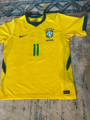 Brasilien matchtröja Nike Raphinha - Brazilien landlagströja med namnet Raphinia på ryggen med nummer 11. Belgien landlagströja med namnet De Bruyne på ryggen med nummer 7. Argentina landlagströja med namnet Messi på ryggen med nummer 10. Alla i storlek M helt nya med prislapp