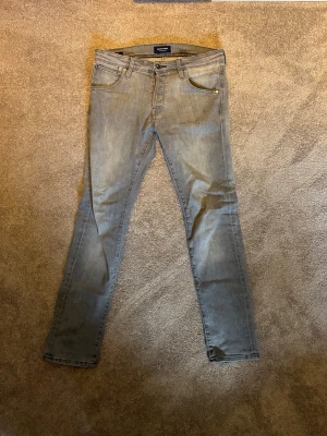 Ljusgrå slim fit jeans från Jack and Jones  - Säljer ett par ljusgrå slim fit jeans från med klassisk femficksdesign.   Storlek 30w 30L   