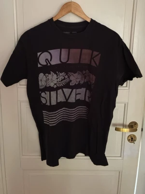 svart t shirt med tryck - snygg svart t shirt med tryck, köpt från quick silver och använts ett par gånger. Säljs pga för liten.