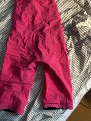 Rosa tävlingsbaddräkt - Säljer en rosa baddräkt från Funkita med diskreta ränder. Modellen har ben och är tillverkad i ett stretchigt material med 79% polyamid och 21% elastan. Perfekt för simträning eller tävling.