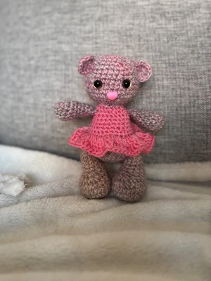 Virkad nalle i rosa klänning - Virkad nalle som har en rosa klänning. Virkad av mig 🌸