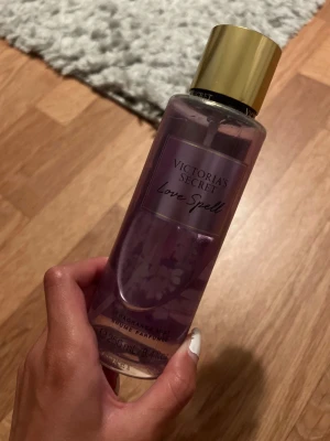 Victoria's Secret Love Spell parfym - Fräsch, blommig, fruktig och feminin parfym från Victoria's Secret i doften Love Spell. 250 ml men använd. 