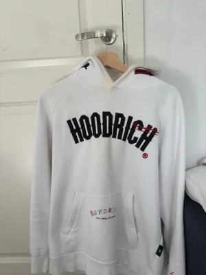Vit Hoodrich Tracksuit - Vit Hoodrich Tracksuit i storlek S🤩 använd ett par gånger därav priset🙌 finns två småhål på byxorna och ett litet på tröjan, bara höra av sig❗️❗️❗️