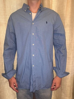 Ralph lauren skjorta  - Superfint skick och en perfekt sommar skjorta. Tveka ej på att ställa frågor. Modell 182.