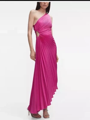 Rosa plisserad oneshoulder långklänning - Säljer en stunning rosa långklänning i oneshoulder-modell med snygg cut-out detalj vid midjan och plisserad kjol. 