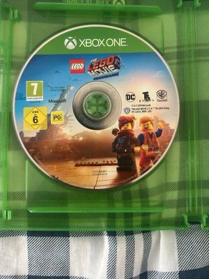 LEGO Movie Videogame Xbox One - Säljer spelet The LEGO Movie Videogame till Xbox One. Omslaget är grönt och spelet har färgglad etikett med LEGO-karaktärer på framsidan. Perfekt för dig som gillar äventyr och humor i LEGO-världen.