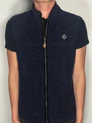 Morris fleece väst  - Säljer en ritkigt snygg och trendig Morris fleece väst i fint skick, storlek S, vid frågor är det bara att skriva //Lewi