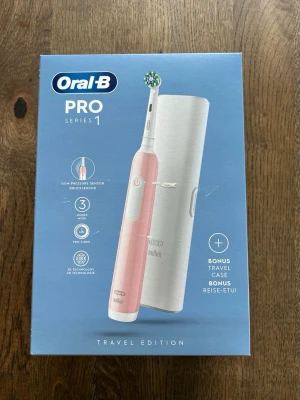 Oral-B Pro Series 1 eltandborste rosa - Oral-B PRO Series 1 eltandborste i rosa med trycksensor, tre borstlägen och 3D-teknologi. Medföljer gör ett reseetui och laddare. Handtaget är vattentätt och designat för enkel användning. Perfekt för dig som vill ha en effektiv och smidig tandborstning.