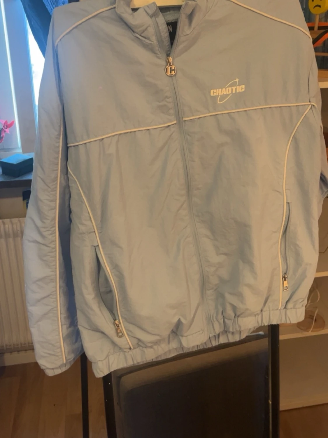 Chaotic tracksuit