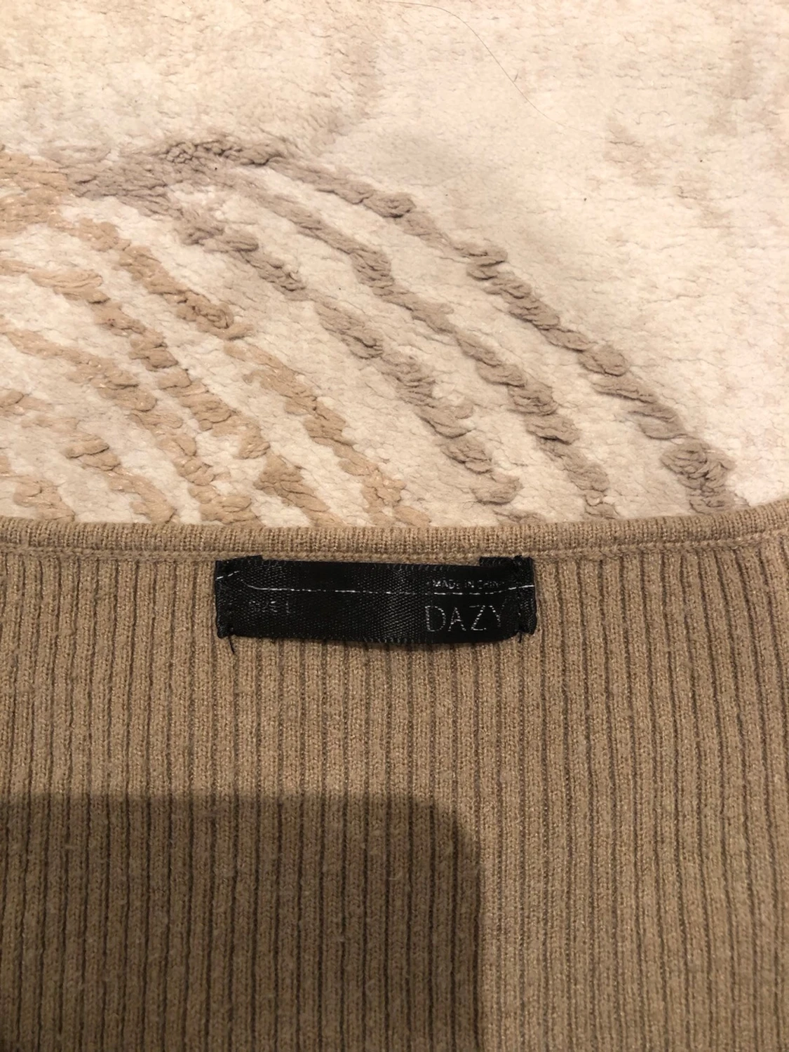 Beige stickad tröja med v-ringning - 3