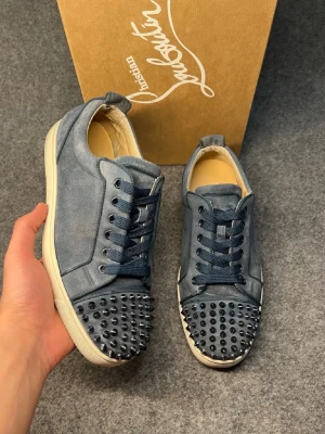 Louboutins Washed Blue! - Ett par riktigt feta Louboutins i gott skick men finns några tecken på slitage (se bild 5-6) Garanterad äktehet och extranitar samt extra snören kommer med! ✅Tveka inte att fråga om funderingar! 🙌