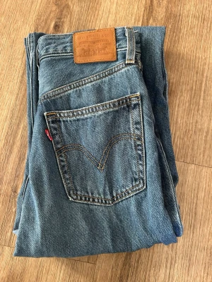 Levis jeans - Blå Levis jeans som har en ganska rak passform. Är lite trasiga där nere på ena benet (bild tre) köp gärna genom Swish🩷