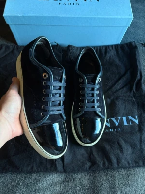 Lanvin Cap Toe|42 - Lanvin Cap Toe| Storlek:42 Motsvarar UK7| Sägs att lanvins är stora i storleken| Skick: 9/10| Använda 5-10 gånger| Begränsat antal boxar och og finns så var snabba OG medföljer vid bestämt mellan säljare och köpare (vid fullpris eller överenskommelse)| Vid fler frågor slå en pling| Sell.ArchiveSS||