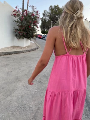 Rosa sommar lång klänning  - Jätte fin sommar klänning från Bershka använd 4 gånger ungefär❤️den är ner till smalbenen ungefär för mig som är 168❤️