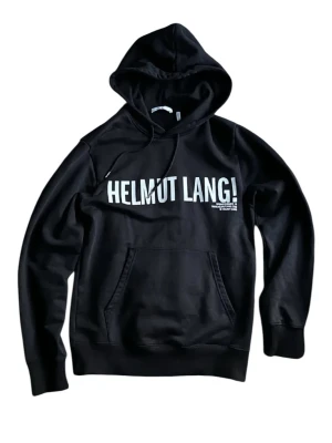 Helmut lang hoodie - Säljer min Helmut lang hoodie. S, äkta, givetvis. Inga skador förutom en lite sprucken text, KNAPPT synligt. Nypris ca 3000kr.  Hör av er vid intresse. Mvh Oscar