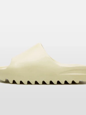 Beige chunky slides med sågtandssula - Säljer ett par beige slides med chunky design och sågtandad sula. Jätte sköna att använda. Säljer dessa pågrund av att de var för små, de sitter tight. Så om du har 41,5 eller 41 skulle jag säga du ska köpa dessa som är 42. Men 42 passar också. Original priset är 5000 kr och jag har aldrig använt dessa! Pris kan diskuteras vid snabba affärer