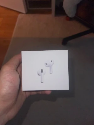 Apple AirPods Pro 3 ANC - Säljer ett par vita Apple AirPods Pro med stilren design och silikonpluggar för bästa passform. De är trådlösa in-ear hörlurar som levererar grymt ljud och har brusreducering. Vet inte om all funktion funkar. Perfekta för musik, poddar och samtal. Levereras i originalförpackning.