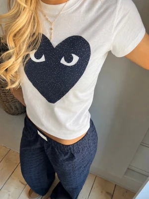 T-shirt  - Fin T-shirt från lager 157 ”bea”  som jag själv har sytt på ett hjärta på 🌸 går att köpa i annan storlek vid förfrågan innan köpet 