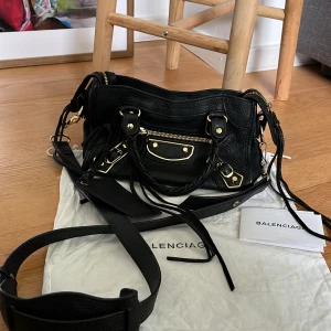 Balenciaga väska - Balenciaga city mini bag. Köptes på Vestiaire för runt 12000 men säljer nu för jag inte använder den. Sparsamt använd men spegeln gick sönder så har tyvärr inte den kvar. Men det är bara att sätta in en ny!