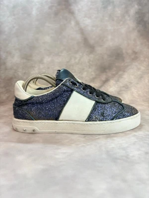 Valentino Flycrew Glitter Skor - Stl 37 - Fina Valentino skor i lila/blå glitter, perfekta nu på sommaren! 🌷🏖️ | Fint skick: 8/10, lite smutsiga, använda och 2 nitar borta | Storlek: 37 | Ingår: Skorna | Nypris: Ca 7000kr | Självklart äkta🙌  Hör av dig vid frågor! 🙌🏖️