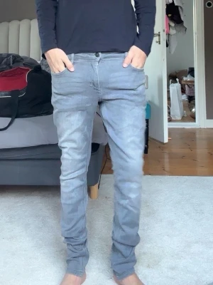 Ljusgrå slim fit jeans - Säljer ett par ljusgrå slim fit jeans med klassisk femficksdesign och normal midja. Jeansen har en snygg tvättad look och raka ben som sitter tajt hela vägen ner. Perfekta till vardags för en avslappnad men stilren outfit. Nyrpis 599kr mitt pris 199kr