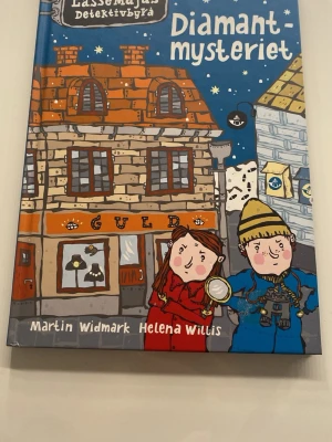 Diamantmysteriet av Widmark & Willis - En barnbok i serien LasseMajas Detektivbyrå, skriven av Martin Widmark och illustrerad av Helena Willis. Perfekt för unga deckarfans.