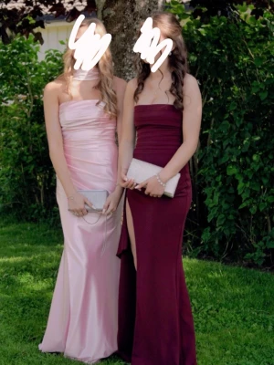 Vinröd balklänning med slits - Vinröd långklänning i figurnära modell med axelbandslös överdel och hög slits på högra benet. Perfekt till bal eller student. Nypris är 1394 kr men då frakten gjorde klänningen ännu dyrare vilket påverkar priset (går att diskuteras)😌. Jag är 170 cm lång och klänningen är fortfarande för lång för mig vilket är väldigt skönt och man kan se de på bilderna. Hör gärna av dig vid frågor!❣️❣️