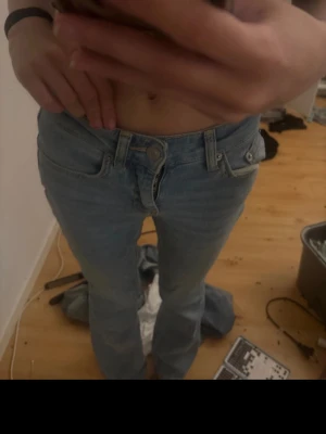 Ljusblå bootcut jeans - Säljer ett par ljusblå bootcut jeans i klassisk femficksmodell. Jeansen har normal midja och är tillverkade i mjukt denimtyg. Perfekta för en avslappnad och trendig look.