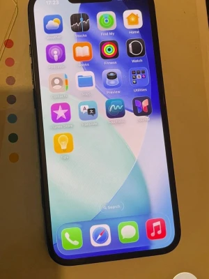 Svart iPhone med slimmadiPhone 13 128 GB,funkar bra, batteri hälsa 71% design - iPhone 13 128 GB,funkar bra, batteri hälsa 71%.          Funkar bra                                                                          Bra skick 