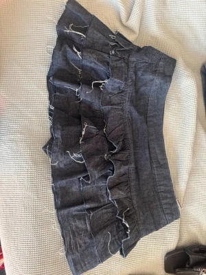 Jeanskjol - Supersöt mörkblå jeanskjol med inbyggda shorts 🩷350 kr nypris och endast använd fåtal gånger 